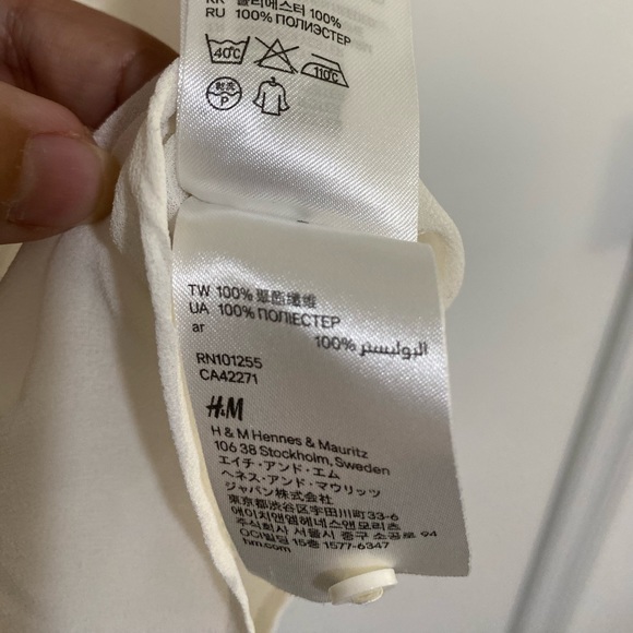 H&M Flutter Sleeve Semi Sheer Button Up Blouse Pleats in Front Top Size US 6 - Picture 8 of 9